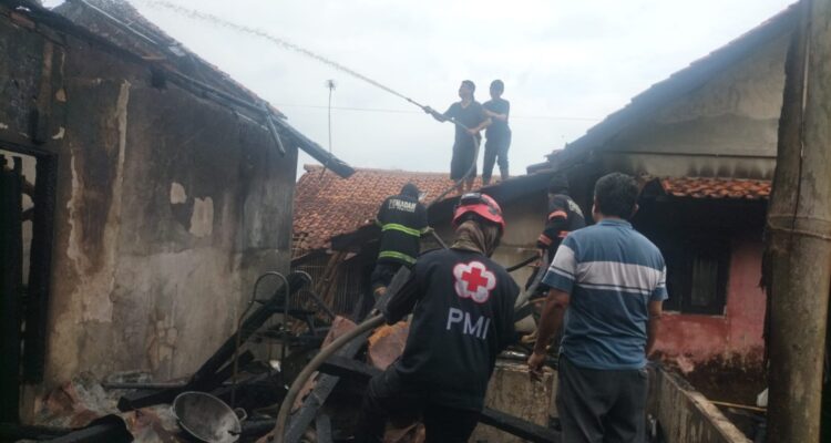 Kebakaran Rumah Permanen: Relawan PMI Membantu Proses Pemadaman Api