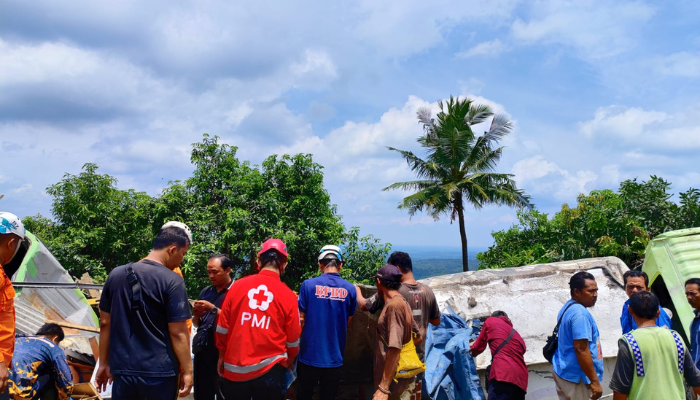 Relawan PMI Sumedang Bantu Proses Evakuasi Korban Kecelakaan Maut di Sumedang