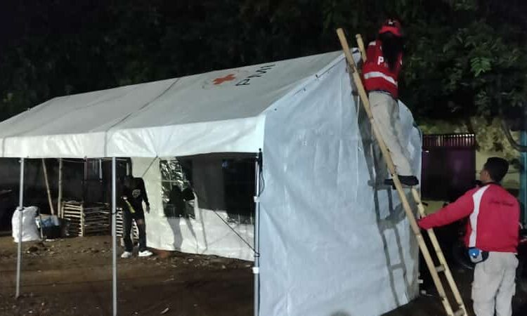 Tim PMI Sumedang Mendirikan Tenda Darurat untuk Ibu dan Bayi di Pengungsian Babakan Hurip, Sumedang Utara