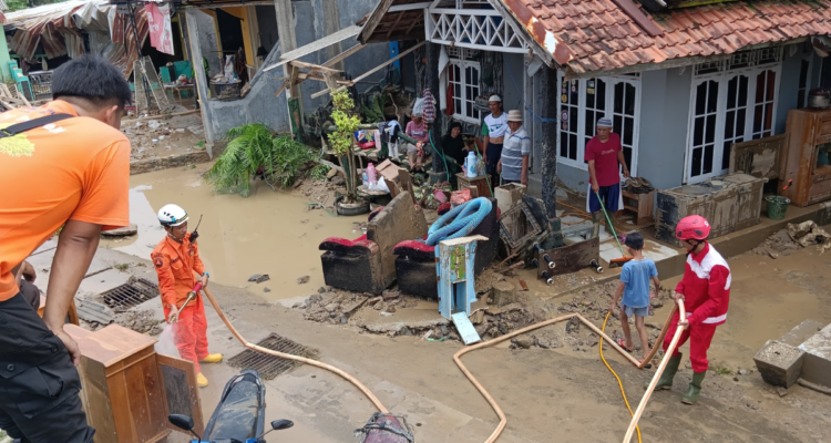PMI Kabupaten Sumedang Bantu Proses Pembersihan Material Banjir